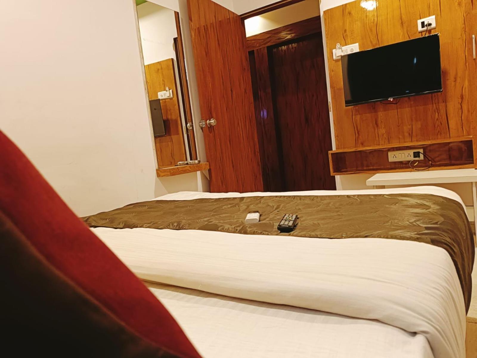 Hotel Maan Palace Вадодара Экстерьер фото