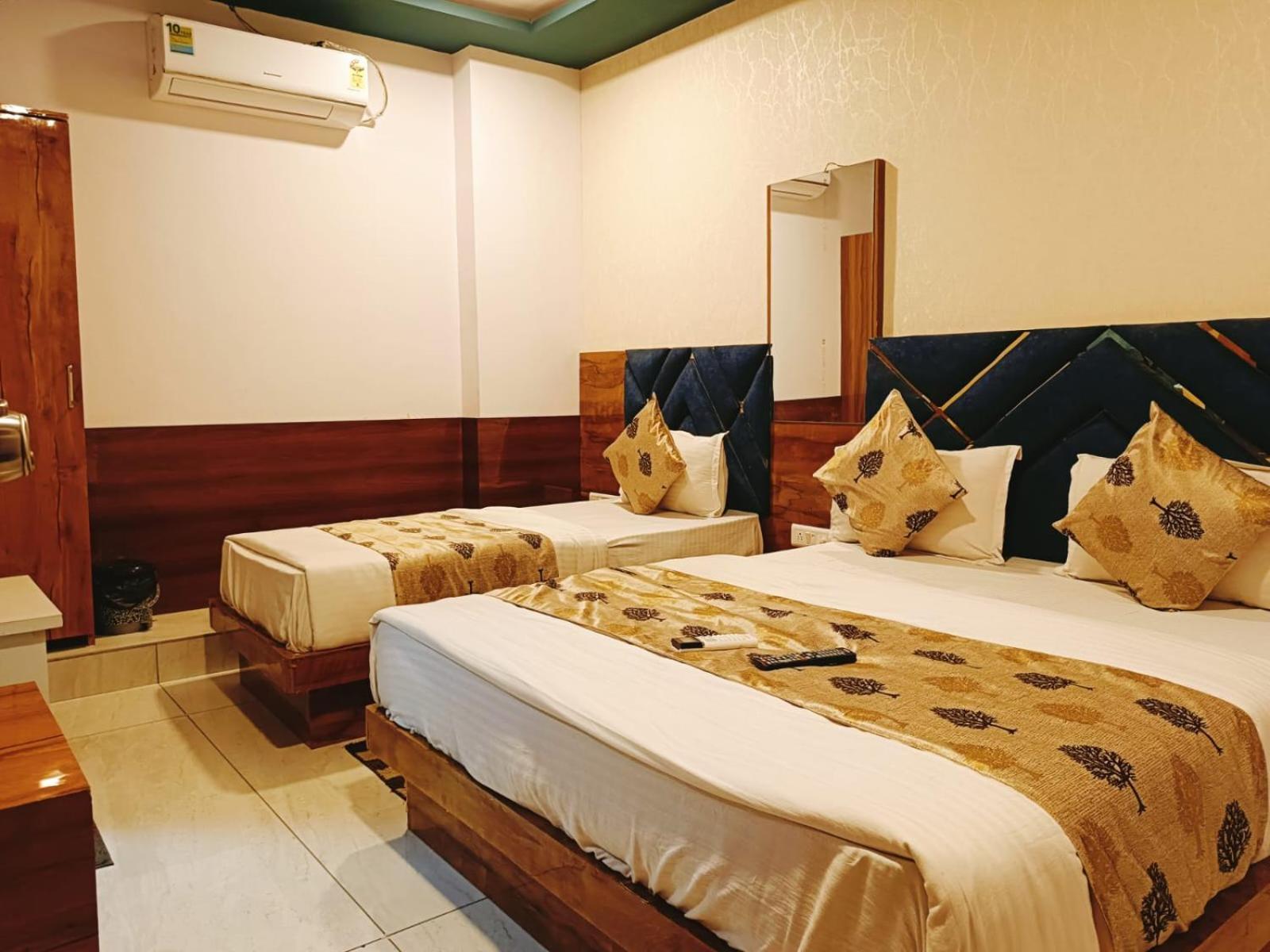 Hotel Maan Palace Вадодара Экстерьер фото