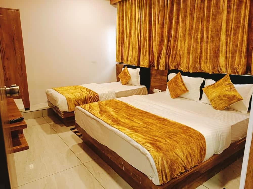 Hotel Maan Palace Вадодара Экстерьер фото